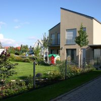 Neugestaltung Familiengarten in Bruchköbel. Staudenbeete, Rasen und Spielbereich.