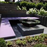 Neuer Garten Feng Shui | Sitzecke und Steintisch mit großer Leuchte aus Metall