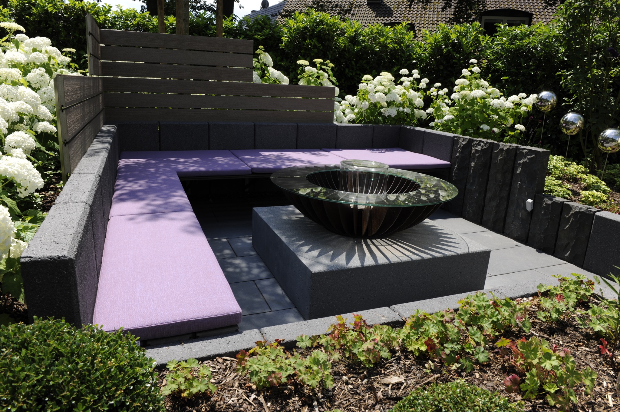 Neuer Garten Feng Shui | Sitzecke und Steintisch mit großer Leuchte aus Metall