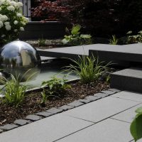 Neuer Garten_Vorgarten Feng Shui | Moderne Trittplatten über Wasserbecken und Beet im Vorgarten