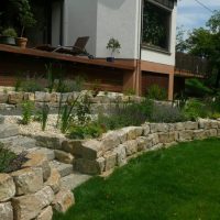 Hanggrundstück Garten Umgestaltung. Terrassiert, mit Gartenmauer und Staudenbeeten.