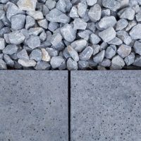 Material zur neugestaltung des Gartens - Detail Pflastersteine und mittelgrober Schotter