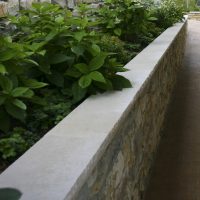 Gartenweg und Mauer aus Naturstein | Staudenbeet mit Hortensien | Gartendesign Blum - Scherer, Bruchköbel | Planungsbüro