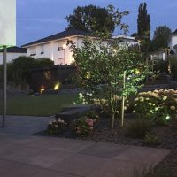 Modern geplanter, neu gestalteter Garten - Beleuchtung von Staudenbeet und Sitzecke.