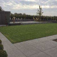 Gartenansicht | Rasenfläche und zwei Terrassen