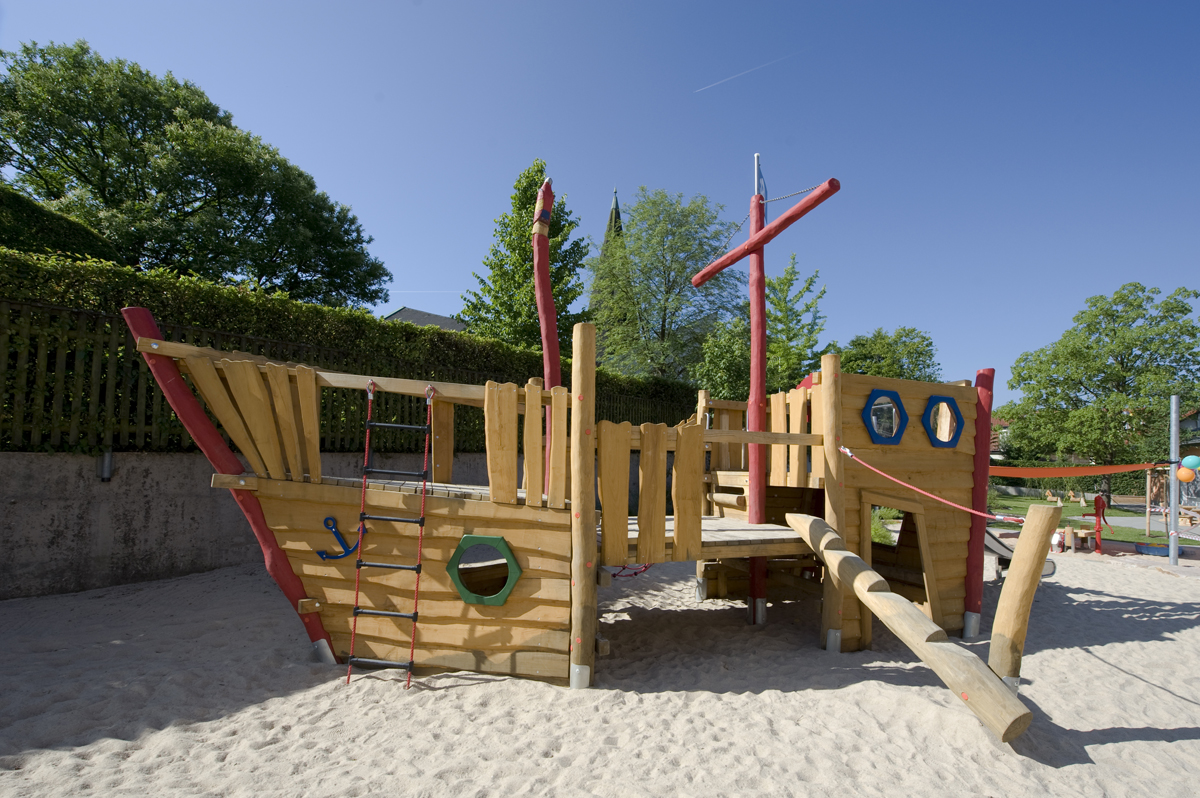 Grosses Spielschiff aus Holz - Spielplatz Kindergarten Gelnhausen Höchst