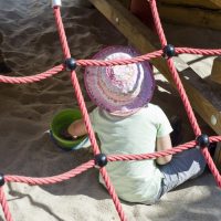 Kletternetz und Kind im Sand - Spielplatz Kindergarten Gelnhausen Höchst