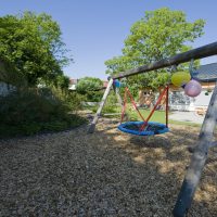 Große Nestschaukel auf Kiesbett - Aussenanlage Kindergarten Gelnhausen