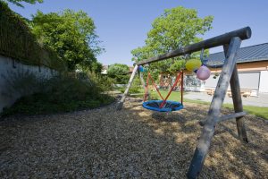 Große Nestschaukel auf Kiesbett - Aussenanlage Kindergarten Gelnhausen