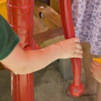 Aussenanlage Spielplatz Kindergarten Gelnhausenausen - Rote Wasserpumpe und Kinderhände