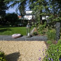 Gartengestaltung | Klassischer Garten | Kiesweg und Gartendekoration