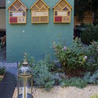 Gartengestaltung | Klassischer Garten | Kiesweg und Gartendeko mit Bienenhotel