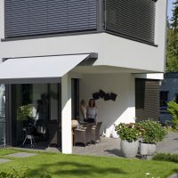 Terrasse in modernem Garten