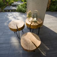 Moderne Gartenplanung in Bad Homburg - Möblierte Terrasse mit Designer-Möbel aus grobem Holz und Metall.