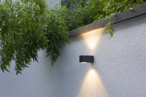 Neugestaltung eines modernen Gartens in Bad Homburg - moderne Gartenbeleuchtung an Gartenmauer mit Rinnit Deckstein.