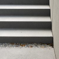 Rinnit Platten und graue Stufen, moderne Gartentreppe