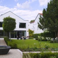 Gartenansicht - Rasenfläche und Kiesweg - Allee
