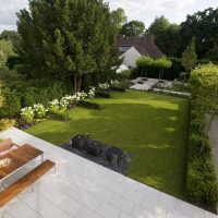 Blick in den Garten - Terrasse und Rasenfläche