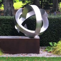 Kunst im Garten | Skulptur aus Edelstahl - besonderes Motiv in dem neu geplanten und gestalteten Garten in modernem Design.