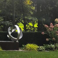 Kunst im Garten | Skulptur aus Edelstahl in Staudenbeet