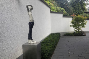 Kunst im Garten | Skulptur auf einem Quader aus Edelstahl - nur ein Motiv in dem neu gestaltetem Garten in modernem Design.