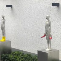 Kunst im Garten | Skulptur auf Block aus Edelstahl