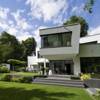Moderne Architektur und Garten auf unterschiedlichen Höhen
