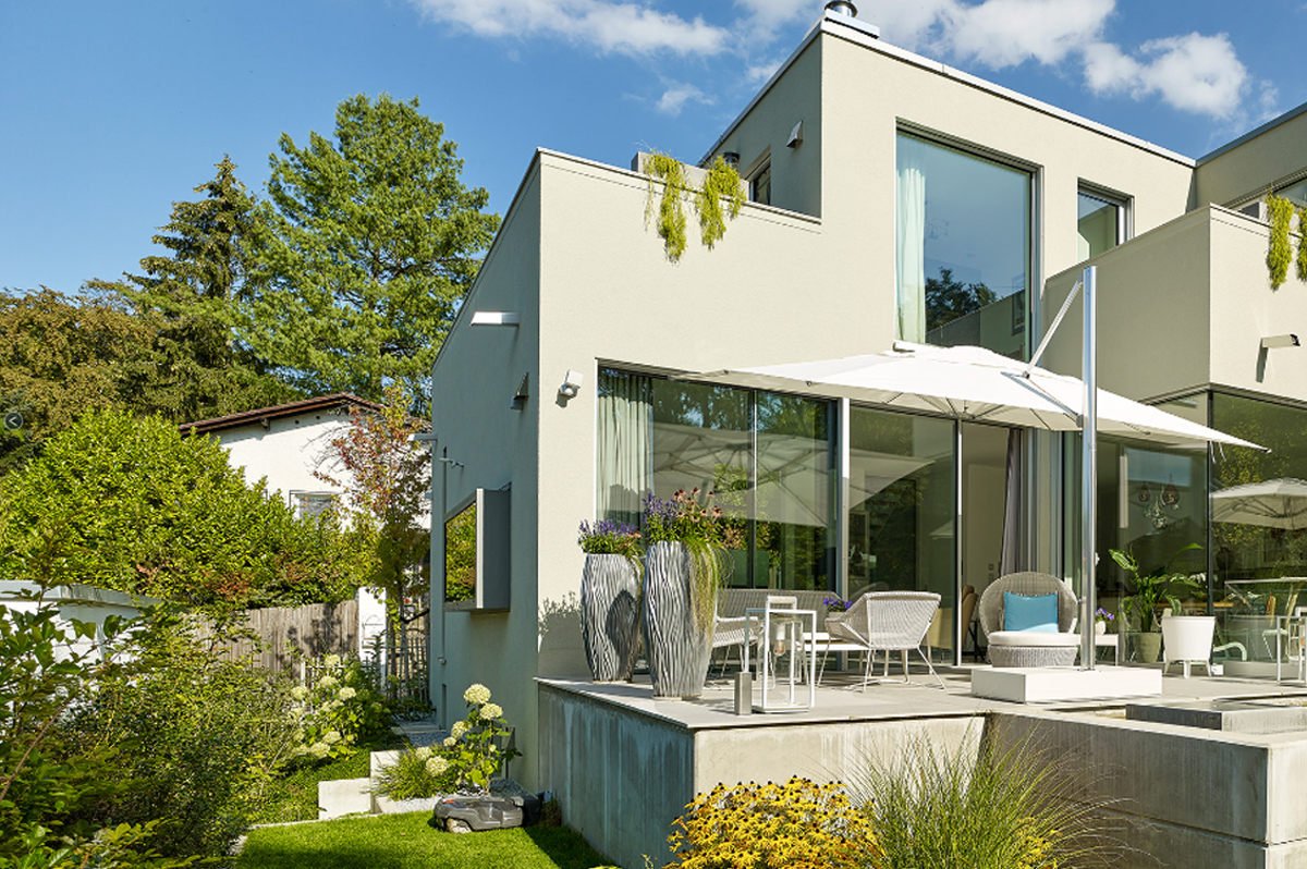 Planung und Gestaltung eines modernen Gartens in Hofheim - Gestaltung von Terrasse und Garten sind der modernen Architektur des Wohnhauses angepasst und in verschiedene Bereiche aufgeteilt. Modern möbliert und dekoriert, mit Wasserbecken in Beton-Optik.