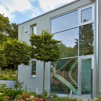 Planung und Gestaltung eines modernen Gartens in Hofheim - Neubau in moderner Architektur mit bepflanztem Vorgarten