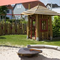 Kita Kunterbunt Langenselbold | Spielplatz Sandkasten und Holzhütte