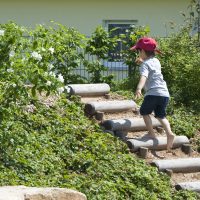 Kita Kunterbunt Langenselbold | Kind auf einer Holztreppe