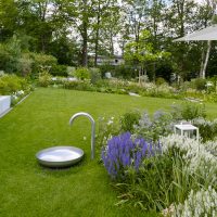 Gartenplanung | Moderner Garten | Wasser Zapfstelle und Becken aus Edelstahl | Rasenfläche und Staudenbeete