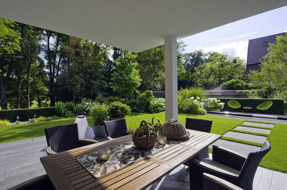 Garten Nachher - Möblierte Terrasse mit Blick auf Garten
