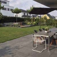 Garten Nachher - Blick auf neu angelegten Garten und Terrasse