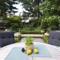 Gartengestaltung klassischer Garten | Sitzecke mit Blick auf Garten