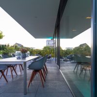 Moderne Terrasse in modernem Garten und moderner Architektur.