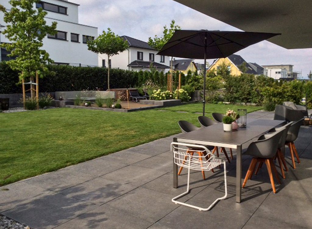 Nachher Bild - Grundstück angelegt als moderner Garten, mit Terrasse und Lounge-Ecke