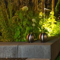 Pflanzinsel mit Umrandung aus Blockstufen, Beleuchtung, Nachtbild, Gartendekoration, Öllampe Kugel aus Edelstahl